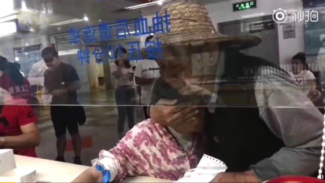 7旬奶奶怕抽血　爺爺秒抱住：不要怕