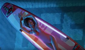 「網美女神」拐拐大露比基尼力挺健志新曲。（圖／翻攝自YouTube）