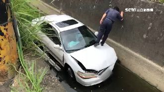 未成年無照駕駛　車失控衝入3米水溝