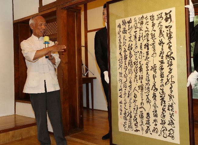 書法家杜忠誥(左)2019年出席「記憶與傳承–國立台灣師範大學創校97週年校慶特展暨梁實秋故居開幕式」,並致贈書法墨寶給台師大。(圖/中央社)