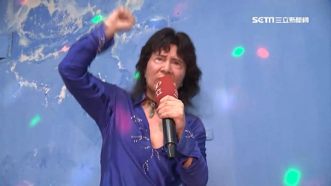 舞棍阿伯爆新戀情？偕長髮熟女逛街