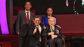 楊思標獲醫療奉獻獎　陳副總統頒獎第28屆醫療奉獻獎頒獎典禮27日在台北舉行，副總統陳建仁（前左）出席頒獎給個人醫療奉獻獎得主、高齡99歲的前台大醫院院長楊思標（前右）。中央社記者張皓安攝　107年10月27日