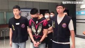 十五分幫吳姓成員因大安酒店糾紛案心生不滿，遂找上蘇姓男子尋仇，對他的轎車連開3槍，其中一槍打中蘇男手臂，警方訊後將他依殺人未遂罪送辦（翻攝畫面）