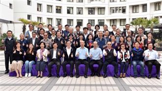 韓國瑜凌晨發結業感言　16字酸前朝