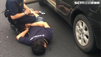 逆子弒父棄屍　鄰驚見後車廂「手臂」