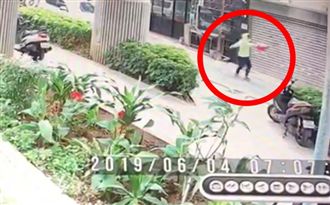 畫面曝光！女學生遭怪男開槍隨機亂射