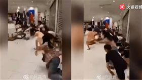 （圖／翻攝自騰訊影音）中國,UNIQLO,KAWS,聯名,瘋搶,喪屍