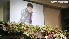 賀一航靈堂陸續有好友到場致意。（圖／記者林士傑攝影）