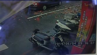 轟！打雷擊落屋簷　磚塊瀑布狂瀉砸車