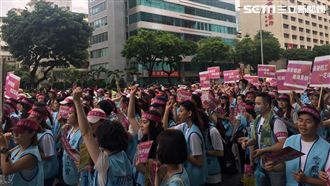 逾800名長榮空服上街頭「爭尊嚴」