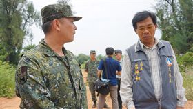 八二三砲戰鐵血陣地遭剷　文化局長前往關切八二三砲戰即將屆滿一甲子之際，當年在這場戰役中發射最多反砲彈的三獅山榴砲陣地卻被剷平，金門縣文化局長呂坤和（前右）2日到現場了解，並聆聽金防部政戰主任史順文（前左）說明。中央社記者黃慧敏攝　107年8月2日