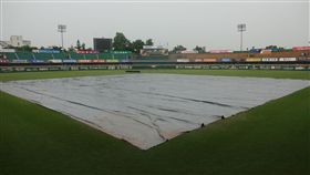 台南球場積水不退比賽被迫延期。（圖／統一獅提供）