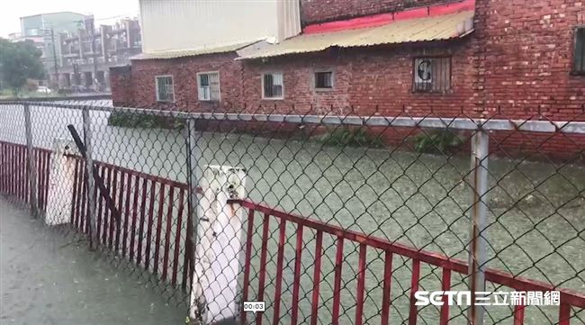 擋不住雨彈！這村慘淹水…小巷變小河