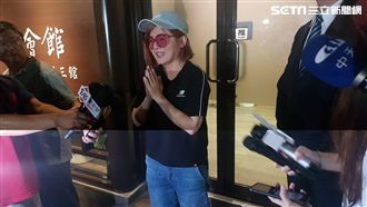 下跪淚灑靈堂！王彩樺暖抱賀一航遺孀