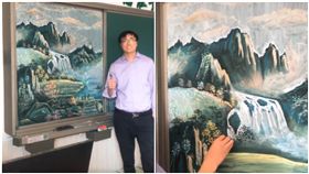 真的跪了！老師用粉筆畫出絕美山水畫　學生：捨不得擦黑板
圖／翻攝自抖音