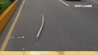大樓掉「凶器」　鐵條從天而降險砸車