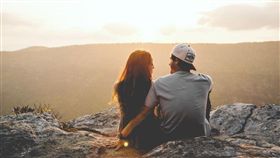 情侶,戀愛,兩性,牽手,結婚。（圖／翻攝自unsplash）