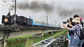 蘇澳礁溪段通車百年　蒸汽火車重出江湖為慶祝蘇澳到礁溪段通車100週年，台鐵4日在蘇澳到礁溪之間，推出只有一班次的懷舊列車，被鐵道迷尊稱為「機關車女王」的蒸汽火車（CT273）附掛6節復興號車廂載客，吸引許多攝影愛好者在沿線主要地標取景。中央社記者沈如峰宜蘭攝　108年6月4日