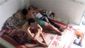 合租,室友,抱怨,親熱,計畫,姦情,麵包,愛情,門鎖,Vforum　圖／翻攝自Vforum