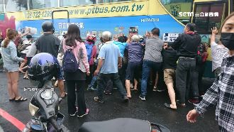 女騎士卡公車底！屏東人合力抬車搶救