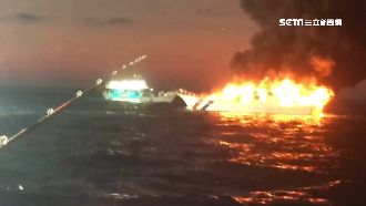 火吞噬海釣船30人跳海！友船神救援