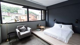 基隆濱海風景特定區首家民宿獲准成立基隆濱海風景特定區內首間民宿「粼島旅宿」30日獲核准設立，民宿頂樓觀景平台視野極佳，能將熱門景點正濱漁港彩色屋盡收眼底，極具地方特色。（基隆市政府提供）中央社記者王朝鈺傳真　108年5月31日