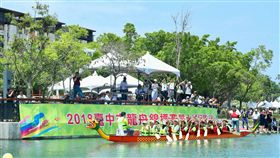 中市首屆龍舟賽登場　林佳龍擔任鼓手台中市政府首次舉辦龍舟錦標賽，2日起在花博豐原葫蘆墩園區軟埤仔溪登場，市長林佳龍（前左）親自擔任龍舟鼓手，帶領選手啟航，祈求比賽一切順利，盼選手創下佳績。（市府提供）中央社記者郝雪卿傳真　107年6月2日