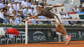 ▲費德勒擊敗瓦文卡晉級法網男單4強。（圖／美聯社／達志影像）