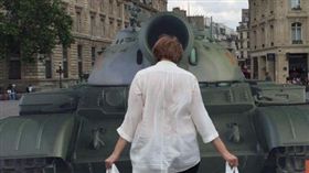 法國反酷刑基督徒行動組織4日在共和國廣場（Place de la République）設置木板搭成的坦克，並準備兩個盛有重物的白色塑膠袋，供人一手各提一個，仿效天安門事件中，在大道上隻身阻擋坦克前進的「坦克人」。（圖／翻攝自
ACAT France臉書）