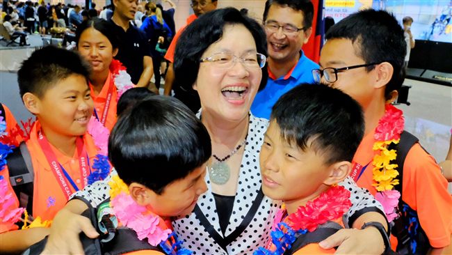 彰化國小三連霸凱旋歸　王惠美樂接機