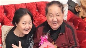 馬如龍歡度80大壽，與一家人同慶，大啖壽桃與麵線。（圖／黃士庭提供）