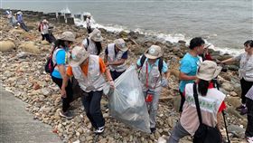 桃園新街溪口現布料垃圾　環保局動員清理（1）有民眾在桃園市新街溪出海口發現大量的廢棄布料垃圾，立即向桃園市政府通報，環保局1日上午立即動員志工及清潔隊前往處理。（桃園市環保局提供）中央社記者吳睿騏桃園傳真　108年6月1日
