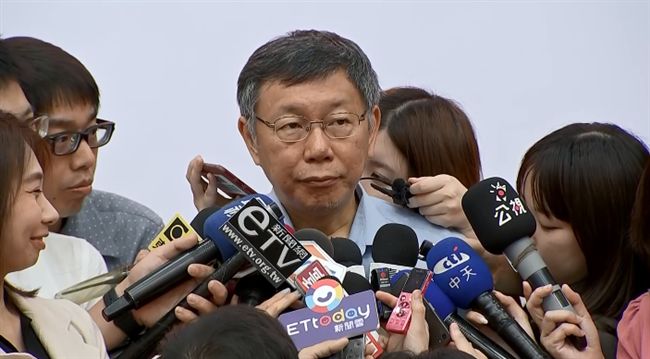 翁躺車前嗆「輾過」　柯文哲車遭包圍
