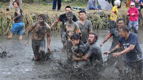 花蓮鳳林找到田泥巴運動會熱鬧登場（1）花蓮鳳林年度盛事「找到田國際泥巴運動會」1日熱鬧登場，大小朋友在水田泥漿裡搶南瓜、拔河，一下滑壘、一下飛撲，儘管身上沾滿泥濘，卻是笑聲不斷。中央社記者李先鳳攝　108年6月1日