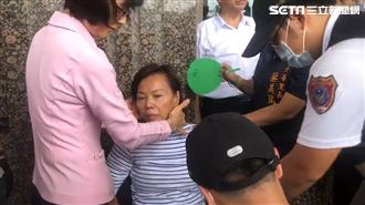 議會外拉布條陳情　等韓相救等到暈