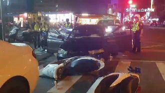 警車遭衝撞　神勇所長破窗制伏駕駛