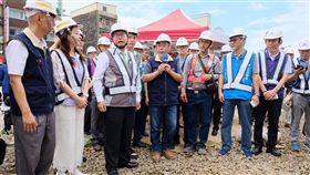 鄭文燦視察中壢車站臨時後站（1）桃園市長鄭文燦（前左3）3日視察中壢車站臨時後站及機場捷運A23站，鄭文燦表示，市府已將綜合規畫送到交通部，希望今年可以通過，並在規畫核定後7年，完成鐵路地下化。中央社記者吳睿騏桃園攝  108年6月3日
