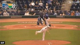 ▲突襲短打破壞無安打比賽，被認為是破壞棒球潛規則。（圖／翻攝自Minor League Baseball推特）