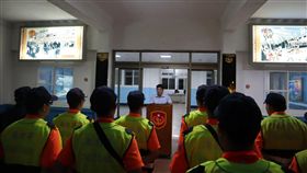 金門岸巡端節不打烊　強化勤務防範不法端午節腳步近，海巡署第12巡防區指揮部展開勤務強化工作，提升巡邏密度，加強防範不法情事。圖為部主任詹嘉德（後）在人員出勤前精神講話。（第9岸巡隊提供）中央社記者黃慧敏傳真　108年6月3日