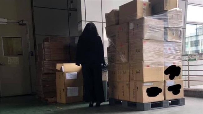 公司拍照捕捉恐怖「黑影」？網：別鬧