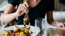 用餐，進食，吃東西。(圖/Pixabay)