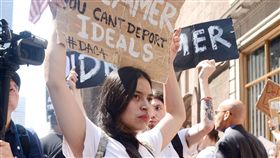 不滿追夢人計畫被砍　群眾走上街頭美國抗議群眾5日在紐約川普大廈前，高舉標語抗議總統川普將廢除俗稱「追夢人」（Dreamers）的「童年抵達者暫緩驅逐辦法」（DACA）。（共同社提供）中央社　106年9月6日