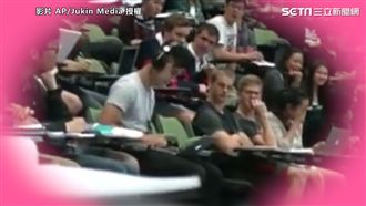 男大生上課看A片　耳機沒插好超級糗