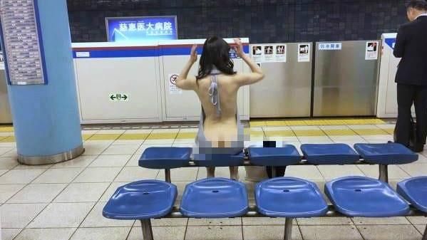 捲髮妹裸曬美臀！男驚見神秘縫隙暴動