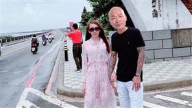 網紅情侶檔罔腰（江嘉文）和鳳梨（吳泓逸），兩人經常對在臉書分享時事看法，甚至批韓國瑜遭韓粉攻擊。不過鳳梨似乎不怕韓粉，今（5）日書偷酸韓國瑜，還分享用「韓國瑜」對付奧客的方法。不少網友看到後，紛紛笑虧：「今日你最幽默哈哈哈！」（圖／翻攝自鳳梨臉書Hong Yi Wu）