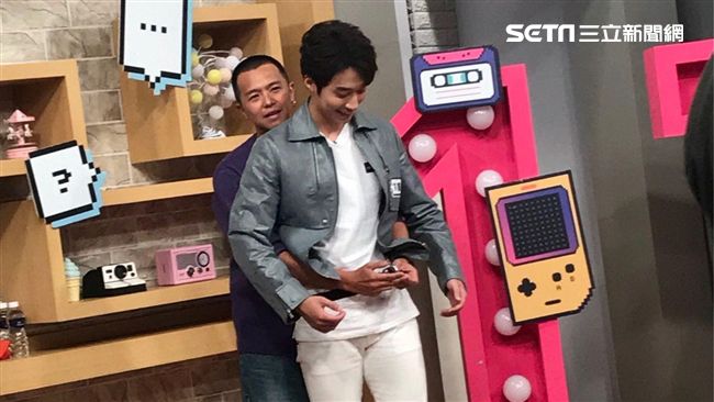 小鬼自肥「從後面來」！羞認奶頭立了