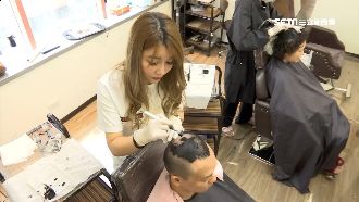 救禿頭用紋的！正妹紋髮師月入2百萬