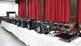 詐騙集團盜美女圖聊天　數十名男子受害花蓮檢警偵破詐騙集團盜用網路美女照片在交友軟體成立假帳號，專找男性聊天培養感情，已有數十名男子受害，詐騙金額初估約達新台幣30萬元以上。，檢警逮捕劉男等6人並起出做案電腦、手機等物。（花蓮警方提供）中央社記者盧太城花蓮傳真　108年6月5日