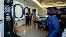 蔡英文總統5日參訪Yahoo奇摩辦公室。（圖／總統府提供）