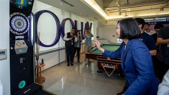 蔡英文參訪Yahoo　大玩這個紓壓